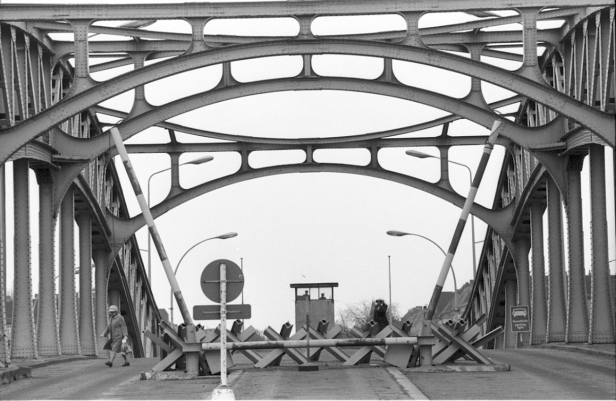 Berlin, 3. Mai 1979 – Personen durchqueren die Grenzübergangstelle Bornholmer Straße auf der Bösebrücke (Fotograf: Edmund Kasperski)