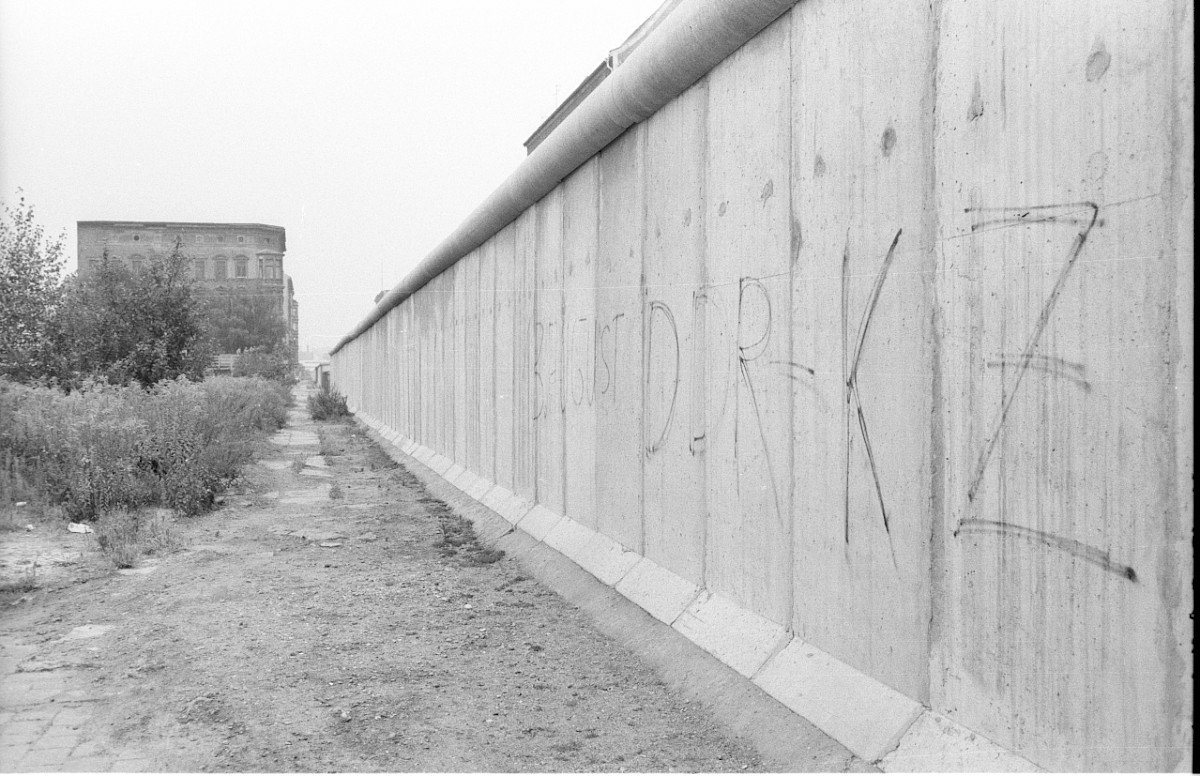 Berlin, 31. August 1979 – Graffiti an der Grenzmauer 75 an der Ecke Zimmerstraße/Charlottenstraße (Fotograf: Edmund Kasperski)