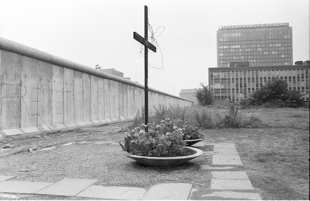 Berlin, 31. August 1979 – Gedenkort Peter Fechter an der Zimmerstraße/Charlottenstraße (Fotograf: Edmund Kasperski)