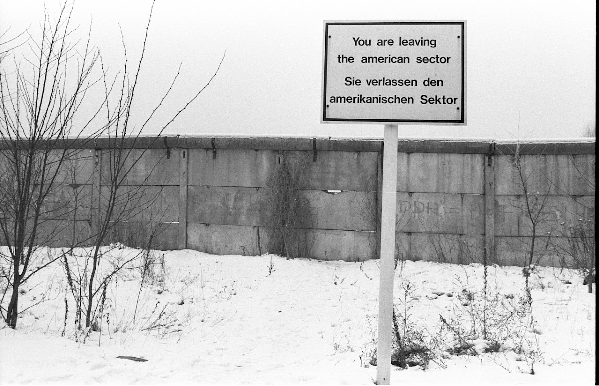 Berlin, 22. Januar 1980 – Amerikanisches Sektorenschild an der Bernhard-Beyer-Straße Richtung Exklave Steinstücken (Fotograf: Edmund Kasperski)