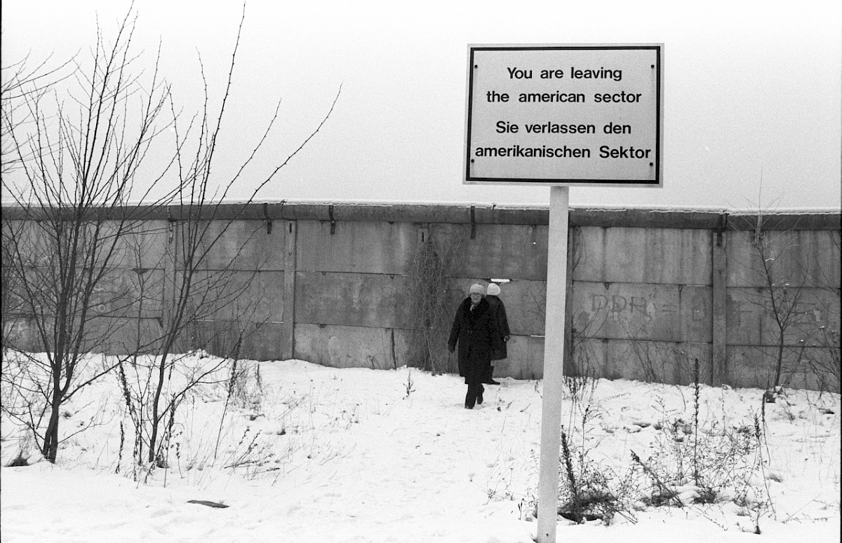Berlin, 22. Januar 1980 – Betonplattenmauer an der Bernhard-Beyer-Straße bei der Exklave Steinstücken (Fotograf: Edmund Kasperski)