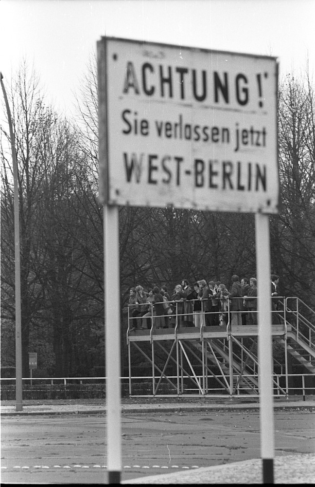 Berlin, 25. Oktober 1978 – Warnschild und Aussichtsplattform mit Personen am Brandenburger Tor (Fotograf: Edmund Kasperski)