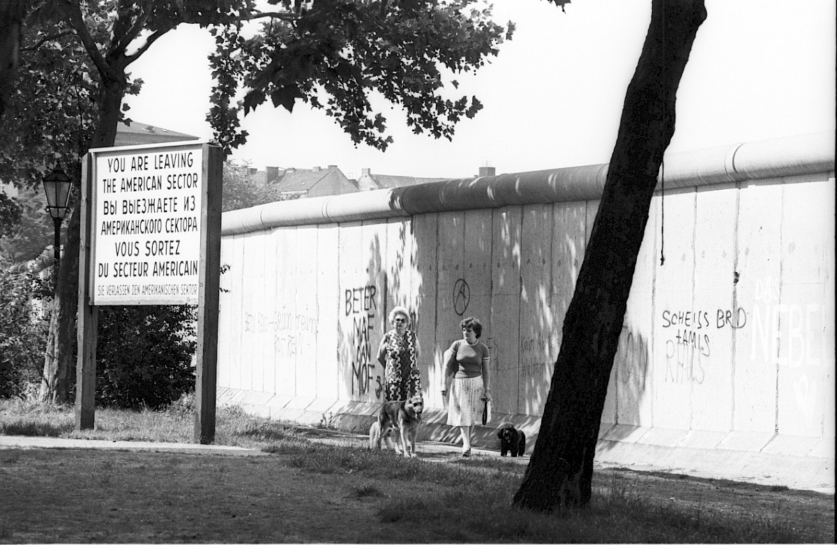 Berlin, 17. August 1980 – Personen an der Grenzmauer 75 am Bethaniendamm (Fotograf: Edmund Kasperski)
