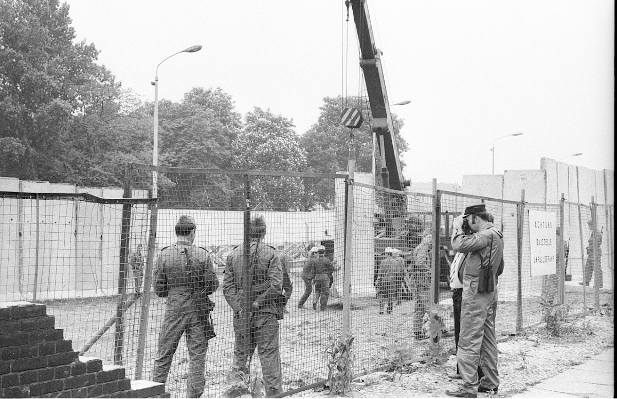 Berlin, 30. Mai 1980 – Bautrupp beim Aufbau der Grenzmauer 75 an der Bernauer Straße (Fotograf: Edmund Kasperski)