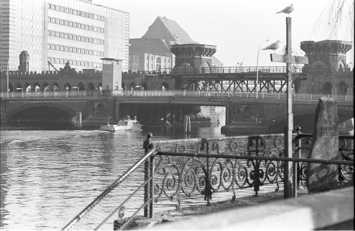 Berlin, 2. Januar 1980 – Grenzübergangsstelle Oberbaumbrücke und die Spree (Fotograf: Edmund Kasperski)