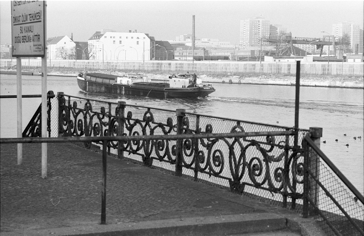 Berlin, 2. Januar 1980 – Frachter auf der Spree am Gröbenufer (Fotograf: Edmund Kasperski)