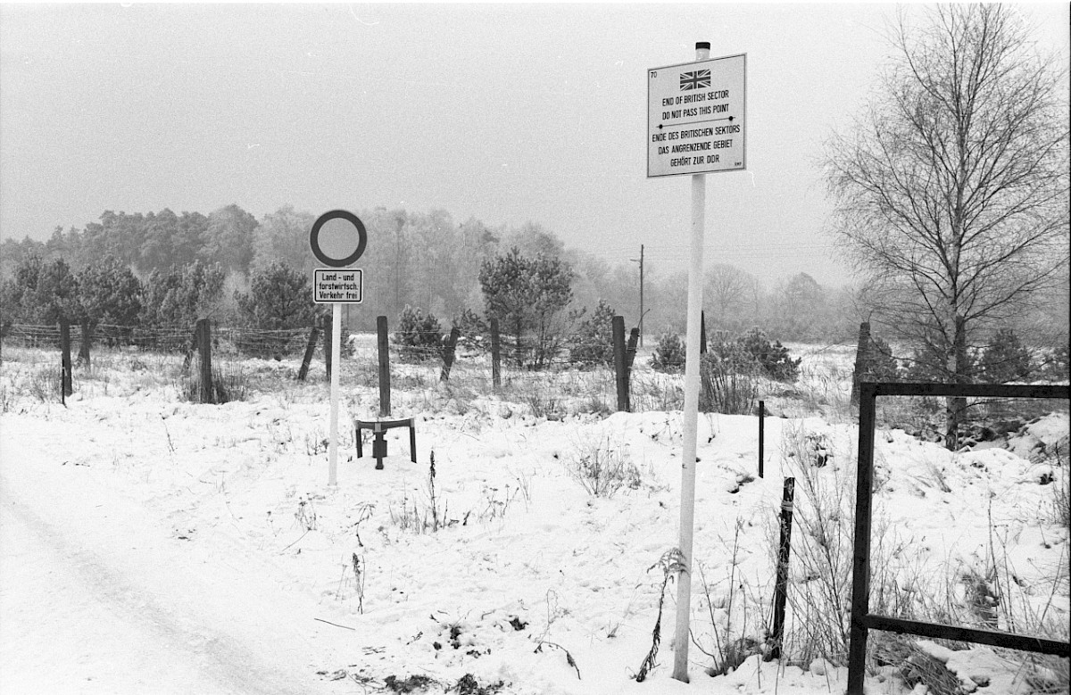 Berlin, 18. Januar 1980 – Sektorenschild an der Zufahrtsstraße zur Exklave Eiskeller (Fotograf: Edmund Kasperski)