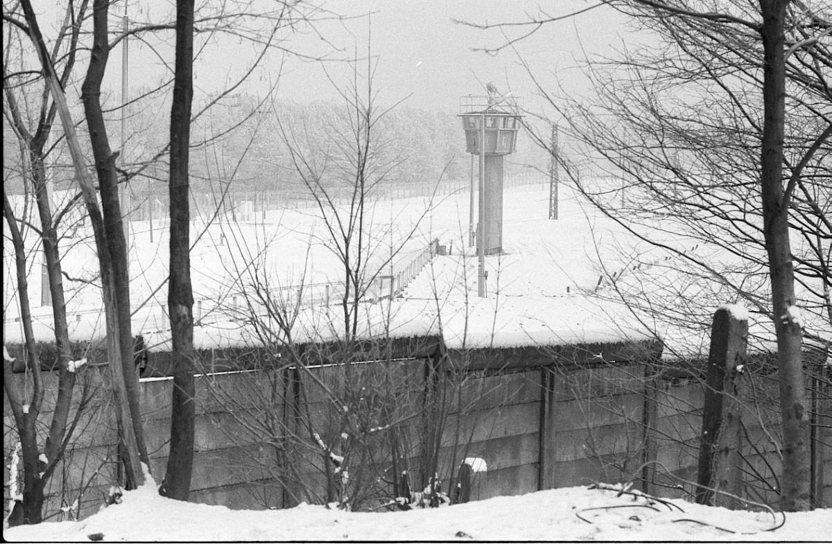 Berlin, 4. Januar 1980 – Betonplattenmauer und Grenzstreifen mit Wachturm (Fotograf: Edmund Kasperski)