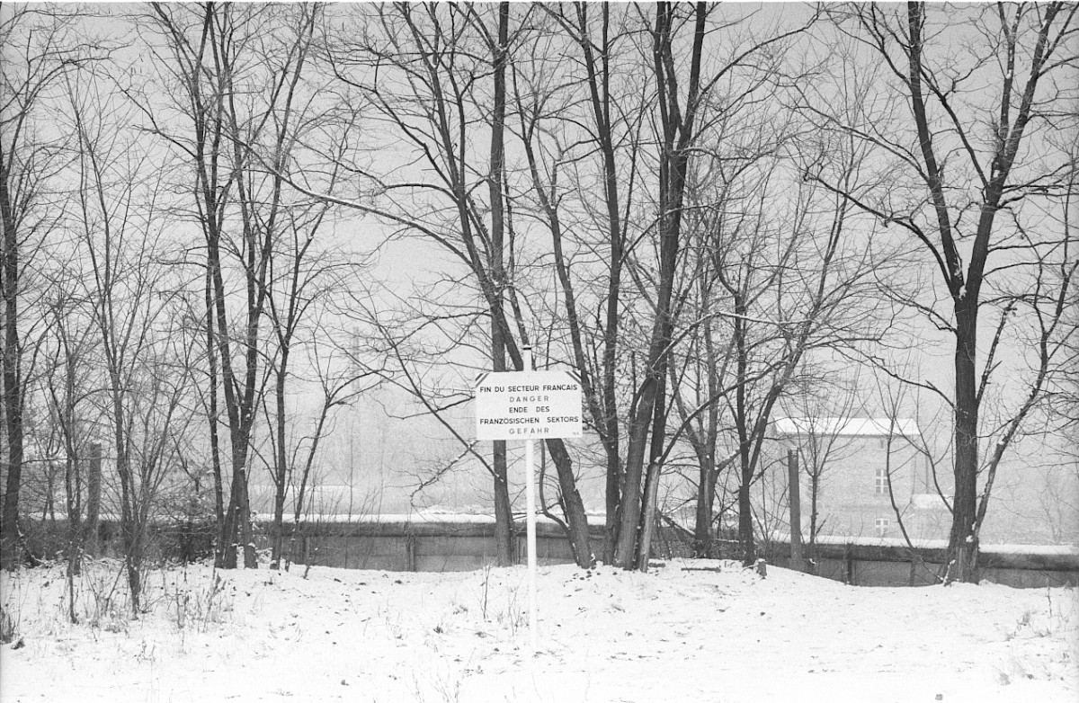 Berlin, 4. Januar 1980 – Französisches Sektorenschild an der Oranienburger Chaussee im Schnee (Fotograf: Edmund Kasperski)