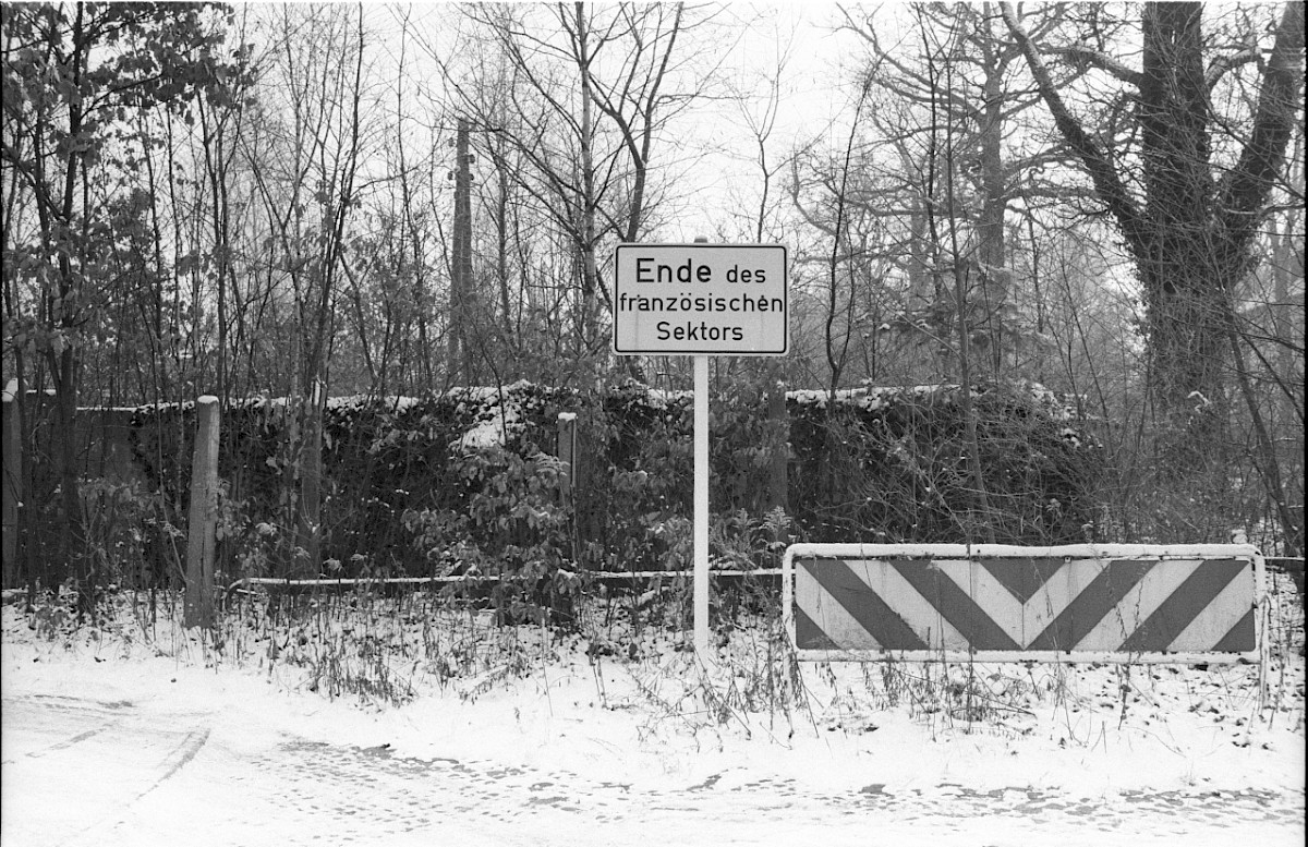Berlin, 4. Januar 1980 – Französisches Sektorenschild am Ende der Oranienburger Chaussee (Fotograf: Edmund Kasperski)