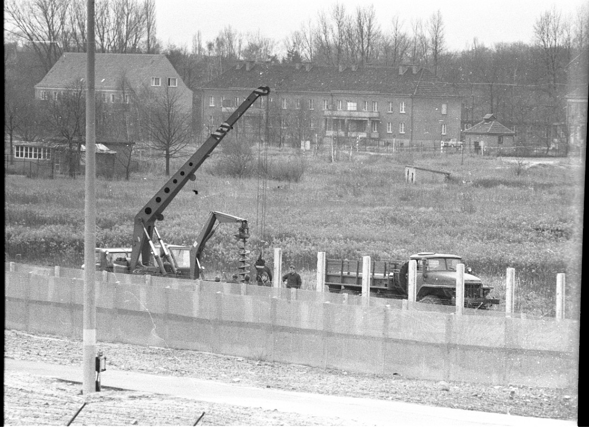 Berlin, 5. Dezember 1979 – Aufbau des Hinterlandzauns durch einem Bautrupp mit Hilfe eines Krans am Finkenkruger Weg (Fotograf: Edmund Kasperski)