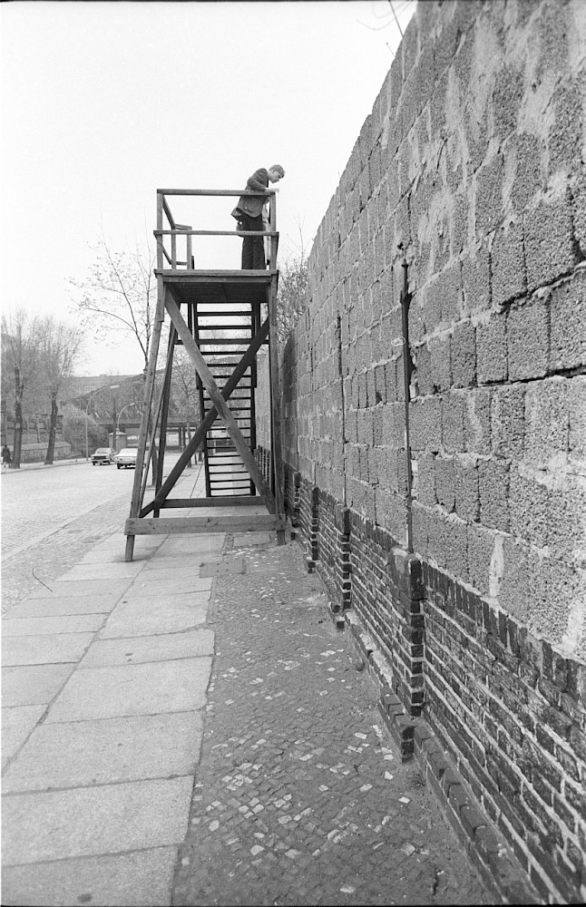 Berlin, 1978 – Aussichtsplattform vor der Grenzmauer an der Liesenstraße (Fotograf: Edmund Kasperski)