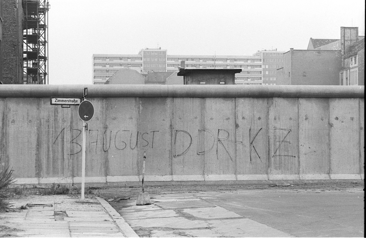 Berlin, 31. August 1979 – Schriftzug auf der Grenzmauer 75 an der Ecke Zimmerstraße/Charlottenstraße (Fotograf: Edmund Kasperski)