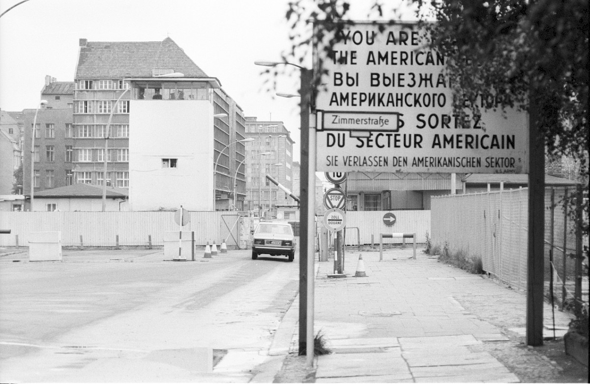 Berlin, 10. August 1979 – Amerikanisches Sektorenschild am Checkpoint Charlie (Fotograf: Edmund Kasperski)