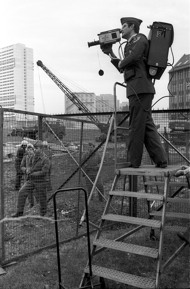 Berlin, 21. November 1977 – AFN filmt die Bauarbeiten für den Aufbau der Grenzmauer 75 an der Zimmerstraße (Fotograf: Edmund Kasperski)