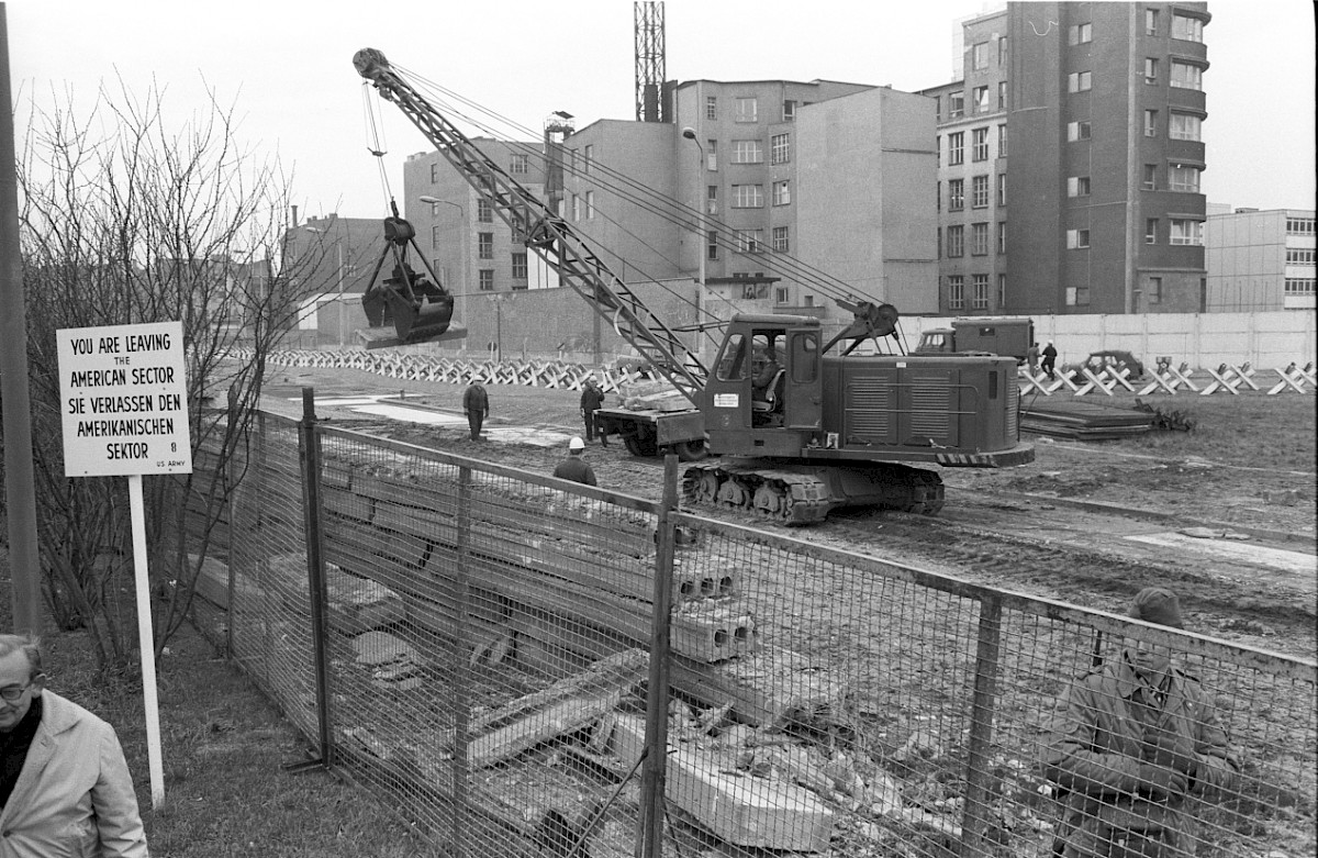 Berlin, 21. November 1977 – Bautrupp beim Abriss der Betonschichtmauer für den späteren Aufbau der neuen Grenzmauer 75 (Fotograf: Edmund Kasperski)