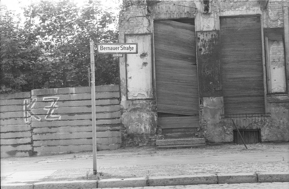 Berlin, 9. August 1977 – Grenzanlagen an der Bernauer Straße/Wolliner Straße (Fotograf: Edmund Kasperski)