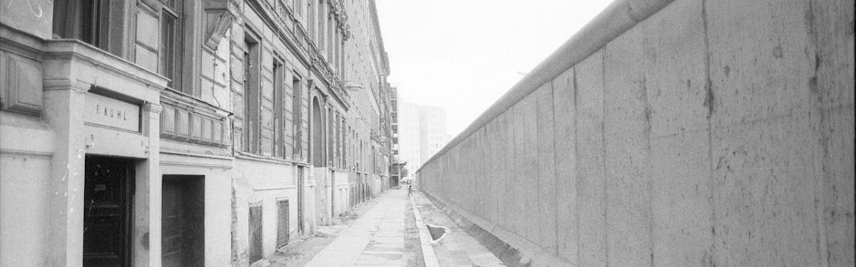 Berlin, 10. August 1978 – Bürgersteig entlang der Grenzmauer 75 an der Sebastianstraße (Fotograf: Edmund Kasperski)