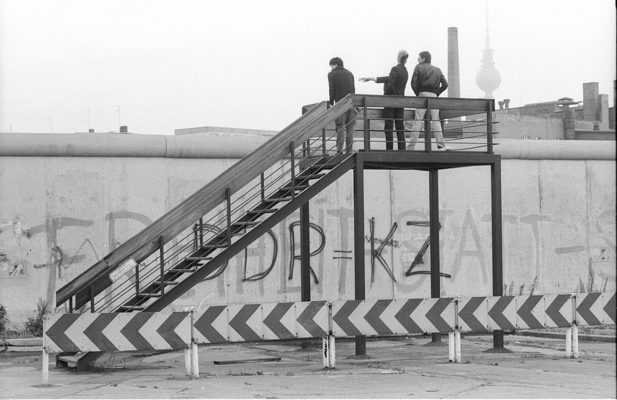 Berlin, 10. August 1978 – Aussichtsplattform vor der Grenzmauer 75 an der Luckauer Straße (Fotograf: Edmund Kasperski)