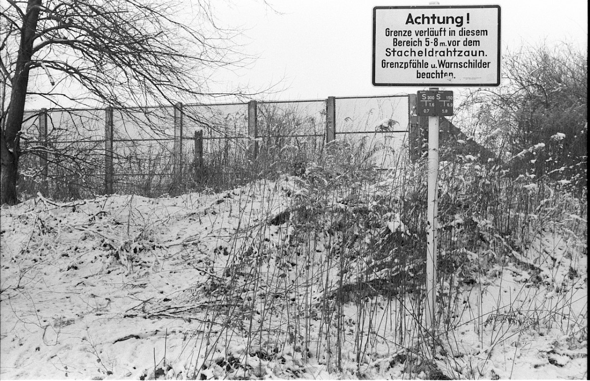 Berlin, 4. Januar 1980 – Warnschild vor Grenzzaun an den Bahngleisen nahe der Neubrücker Straße (Fotograf: Edmund Kasperski)