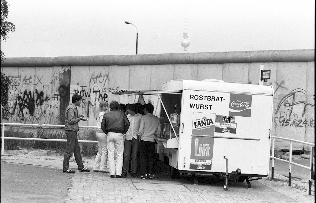 Berlin, 27. Juli 1981 – Imbisswagen mit Kunden am Potzdamer Platz vor der Grenzmauer 75 (Fotograf: Edmund Kasperski)