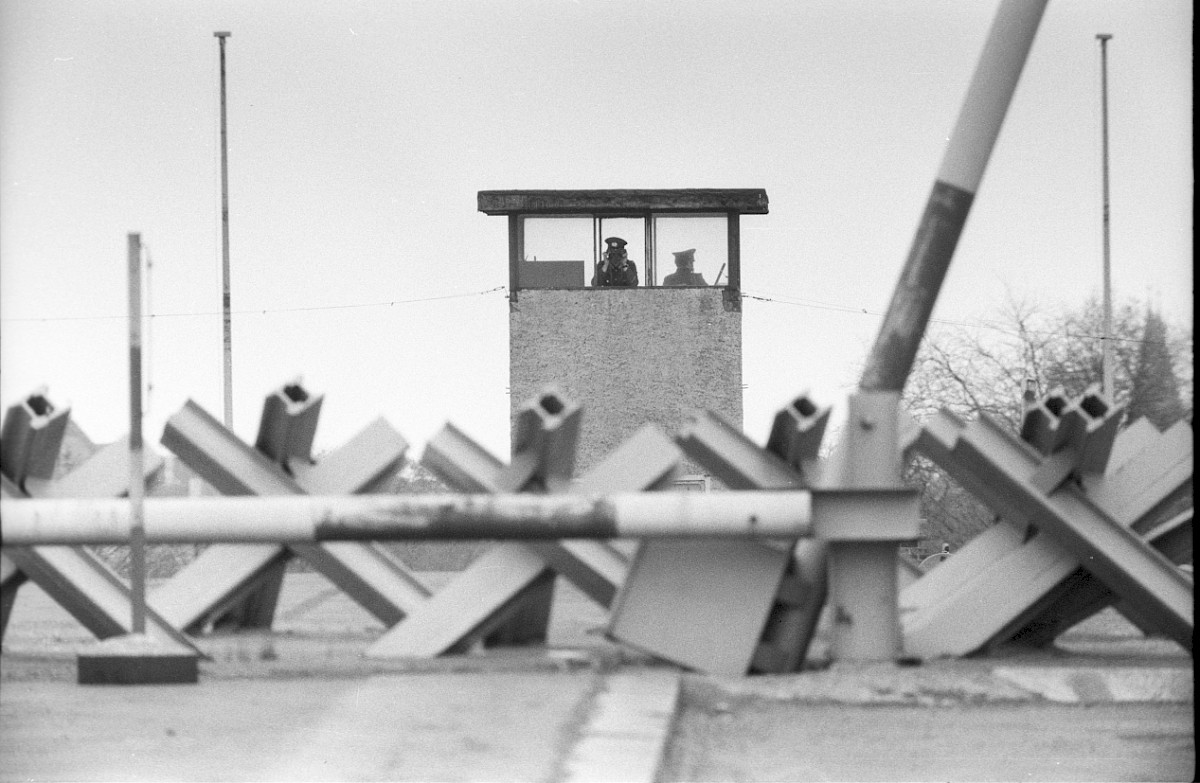 Berlin, 3. Mai 1979 – Einfahrt mit Schranke in die Grenzübergangsstelle Bornholmer Straße auf der Bösebrücke (Fotograf: Edmund Kasperski)