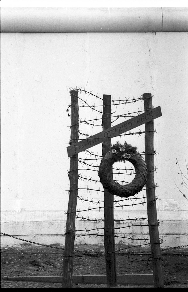 Berlin, 29. Dezember 1980 – Gedenkzeichen für Ottfried Reck vor der Grenzmauer 75 an der Bernauer Straße (Fotograf: Edmund Kasperski)