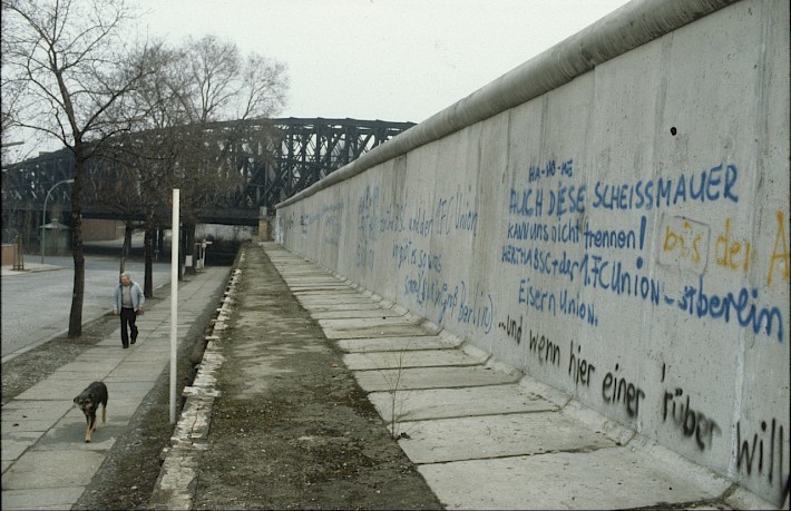 Berlin, Februar 1990 – Grenzmauer 75 mit Graffiti an der Liesenstraße (Fotograf: Edmund Kasperski)