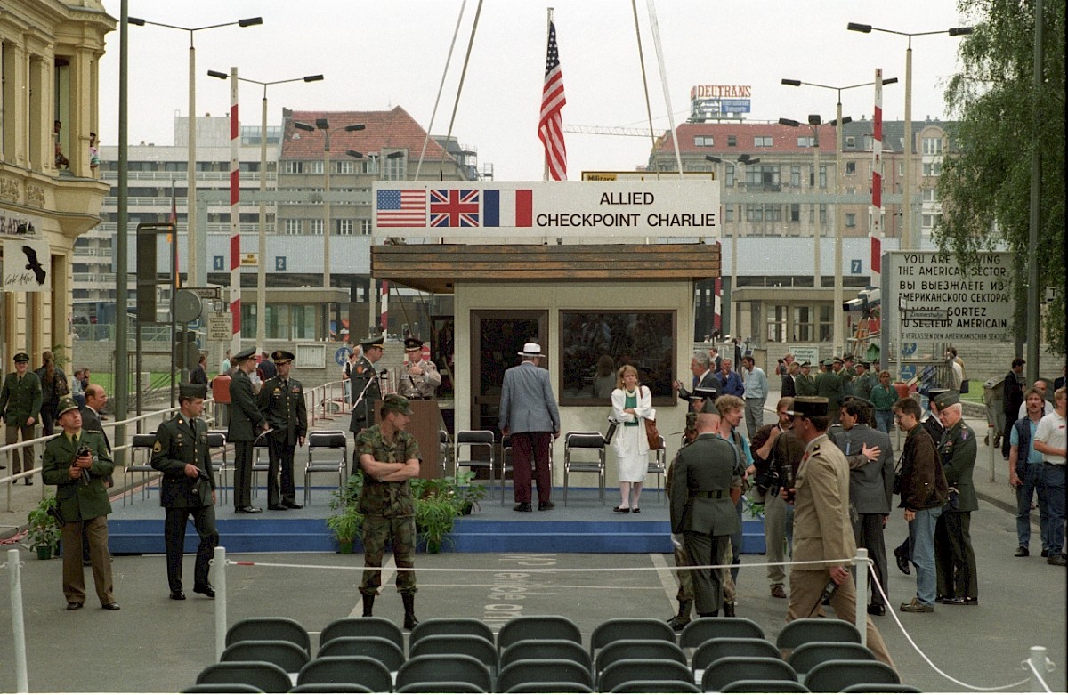 Berlin, 22. Juni 1990 – Feierlichkeiten zum Abbau des Checkpoint Charlie (Fotograf: Edmund Kasperski)