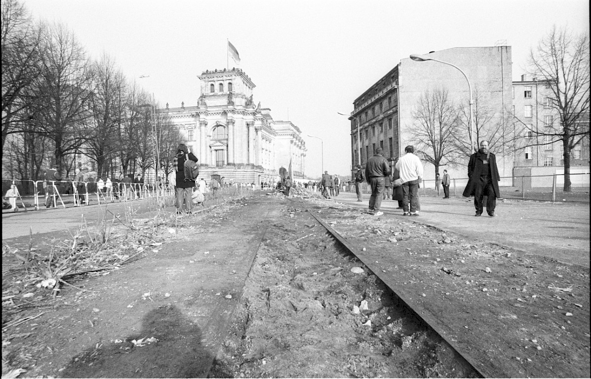 Berlin, 20. Februar 1990 – Geräumter Grenzstreifen und Mauerstücke auf der Ebertstraße (Fotograf: Edmund Kasperski)