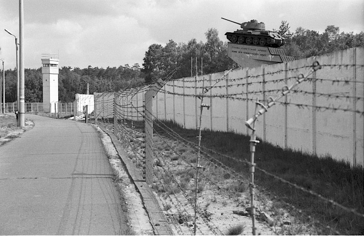 Berlin, 18. Mai 1990 – Grenzstreifen an der Grenzübergangsstelle Drewitz (Fotograf: Edmund Kasperski)