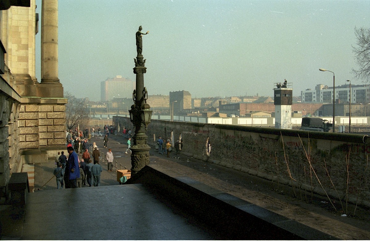 Berlin, 16. Februar 1990 – Grenzstreifen hinter dem Reichstagsgebäude (Fotograf: Edmund Kasperski)