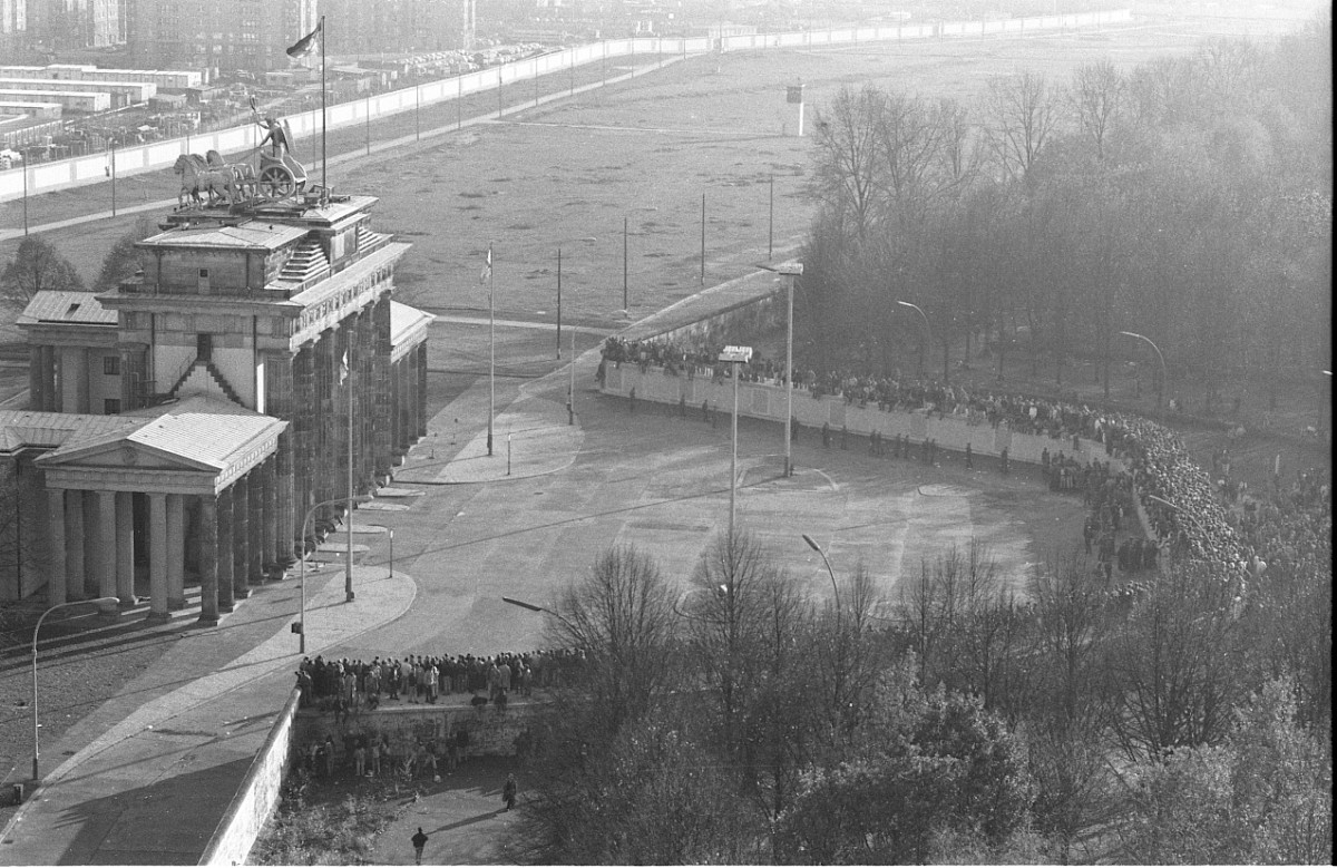 Berlin, 10. November 1989 – Menschenmenge vor und auf der Grenzmauer am Brandenburger Tor (Fotograf: Edmund Kasperski)