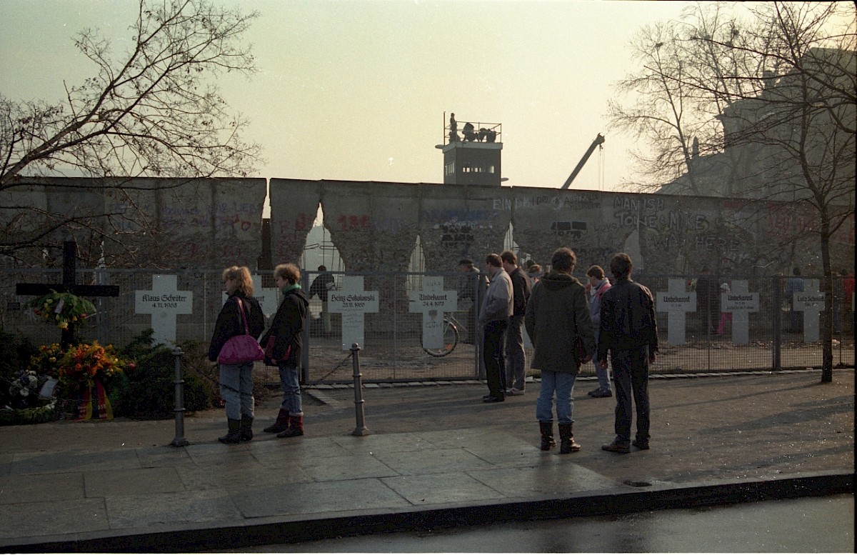 Berlin, 16. Februar 1990 – Gedenkkreuze an der Berliner Mauer zwischen Reichstag und Brandenburger Tor (Fotograf: Edmund Kasperski)
