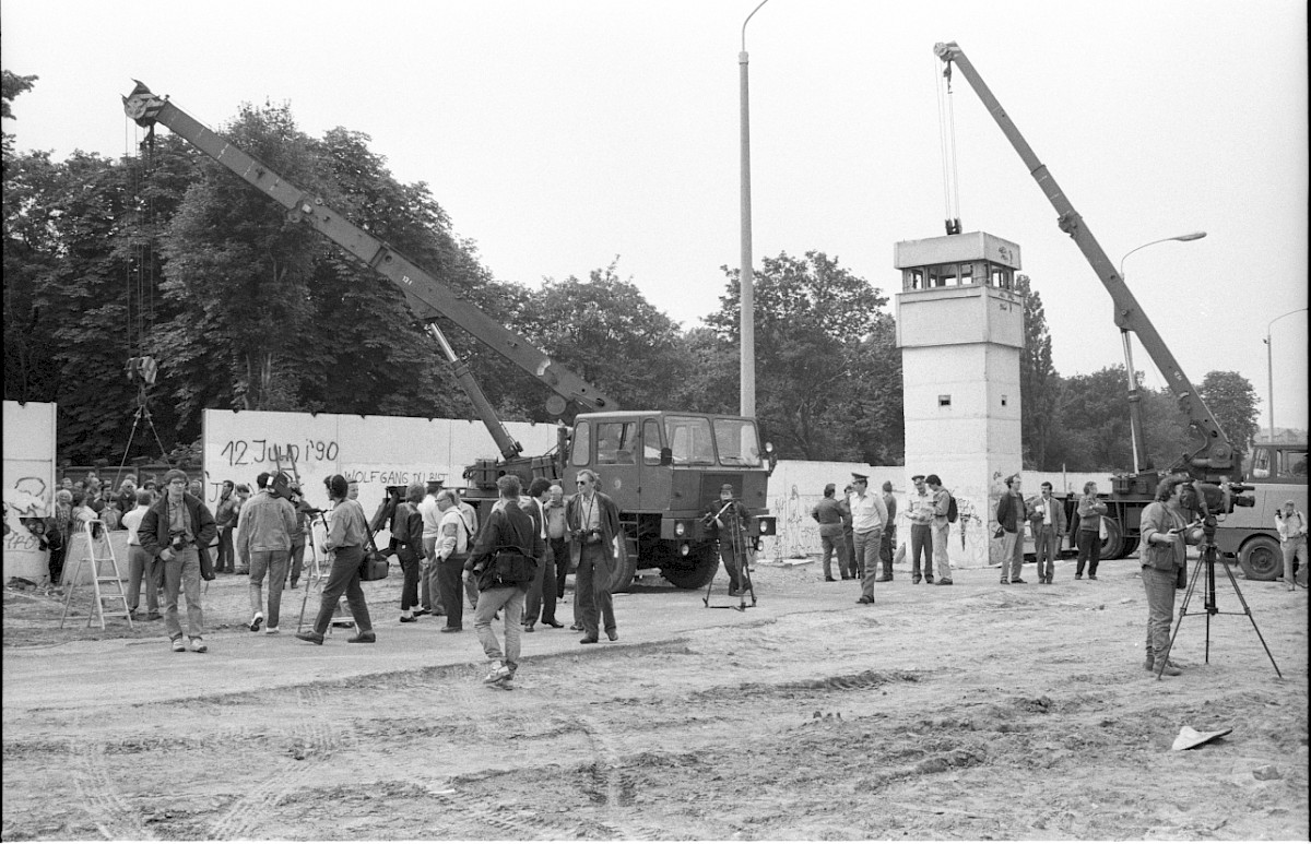 Berlin, 13. Juni 1990 – Mauerabbau an der Ackerstraße und Demontage des Wachturms (Fotograf: Edmund Kasperski)