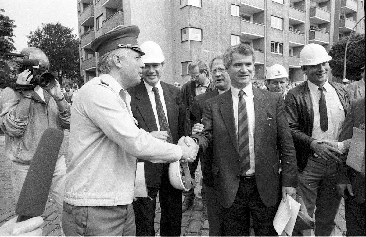 Berlin, 13. Juni 1990 – Bausenator Wolfgang Nagel bei der Maueröffnung an der Bernauer Straße/Ackerstraße (Fotograf: Edmund Kasperski)