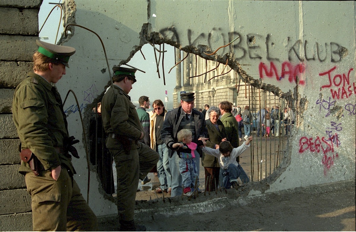 Berlin, 16. Februar 1990 – Grenzsoldaten an einem Loch in der Grenzmauer 75 am Reichstag (Fotograf: Edmund Kasperski)