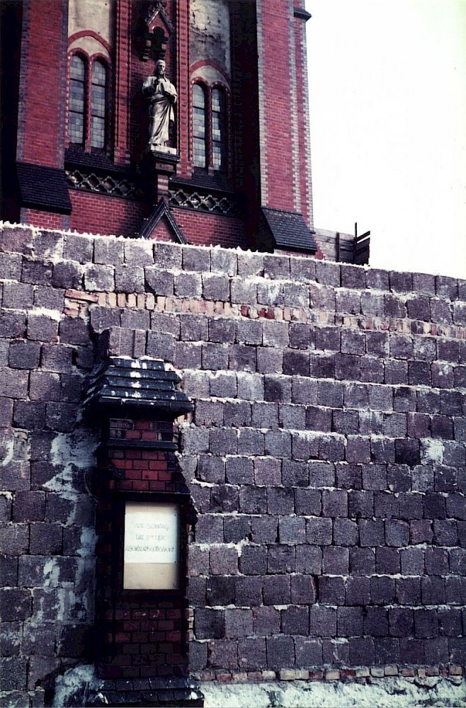 Berlin, ca. 1963 – Grenzmauer vor der Versöhnungskirche (Fotograf: Alfons Bahr)