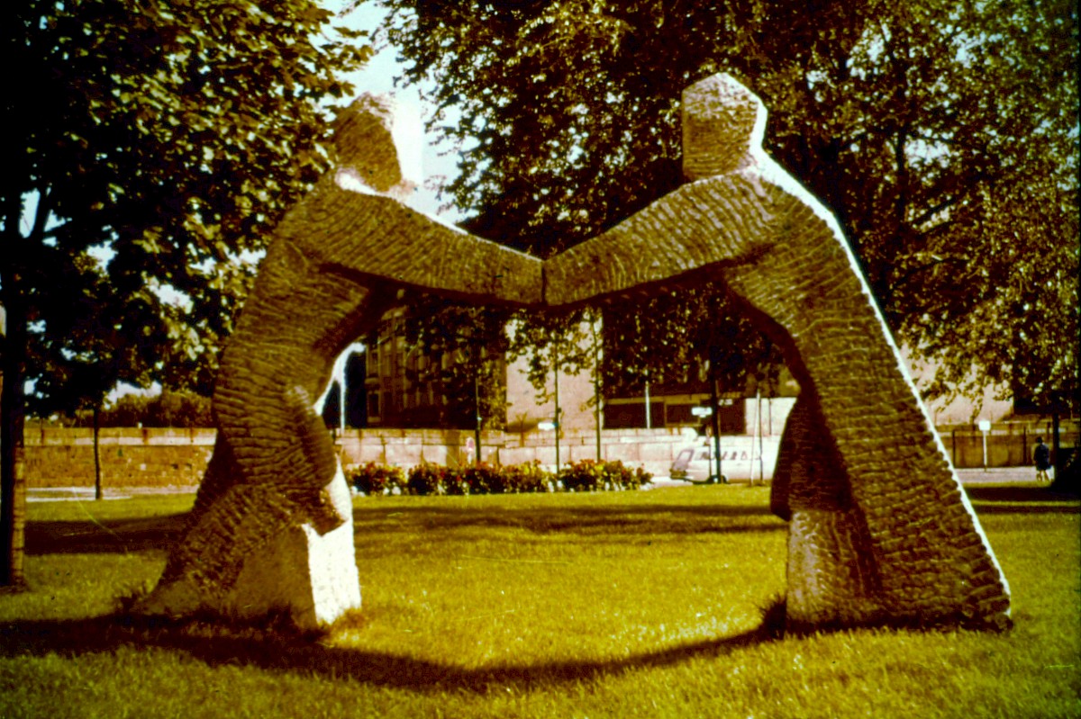 Berlin, Januar-März 1963 – Denkmal "Wiedervereinigung" an der Liesenstraße (Fotograf: Paul Kremer)