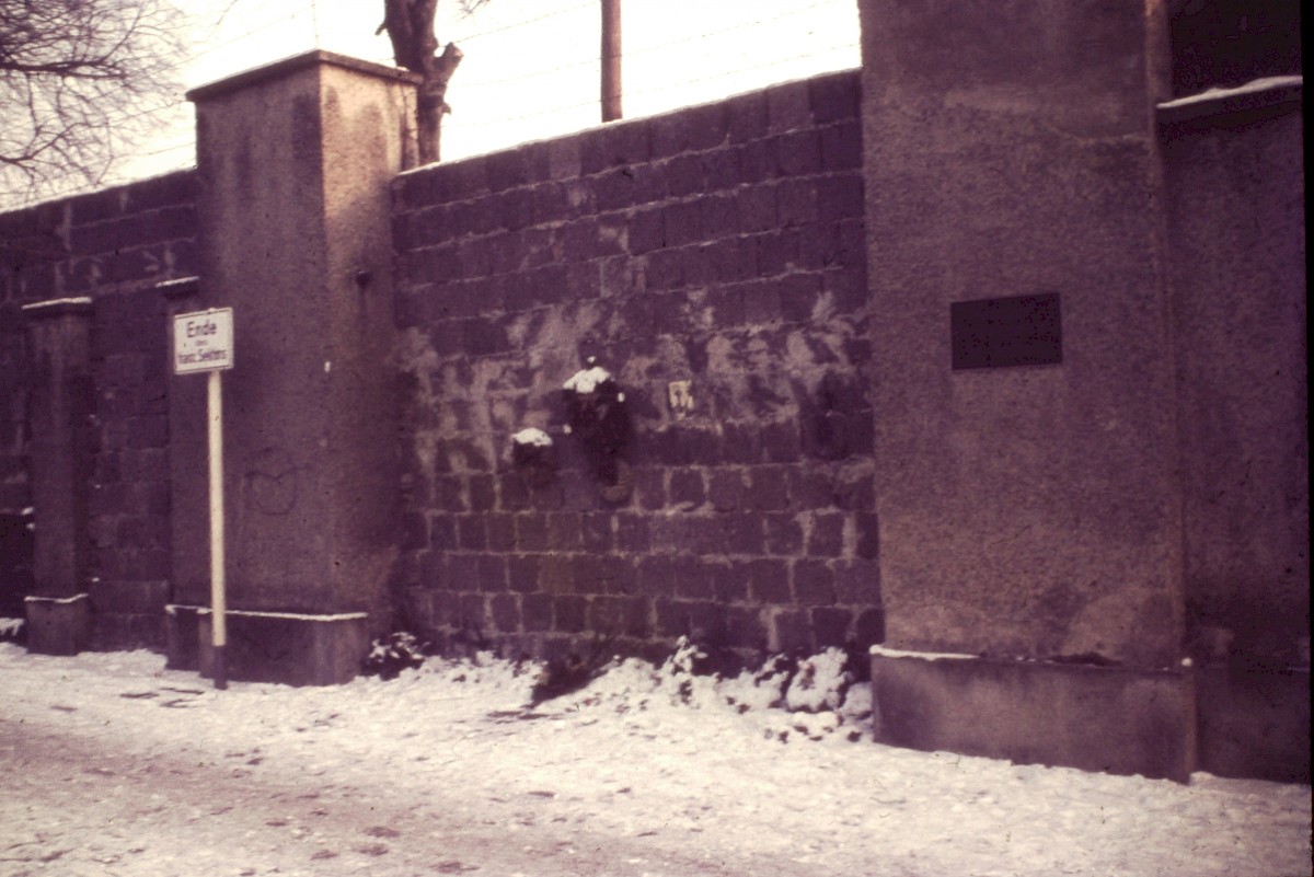 Berlin, Januar 1964 – Vermauerter Eingang zum Hedwigsfriedhof mit französischem Sektorenschild (Fotograf: Paul Kremer)
