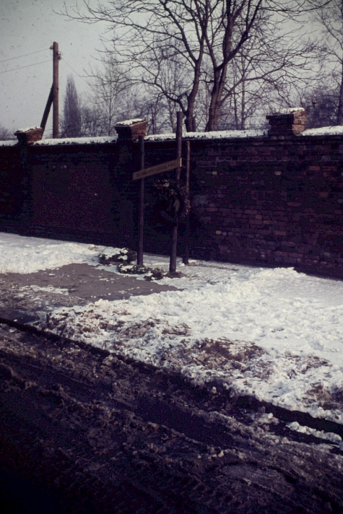 Berlin, Januar 1964 – Mahnmal für Ernst Mundt an der Mauer des Sophienfriedhofs (Fotograf: Paul Kremer)
