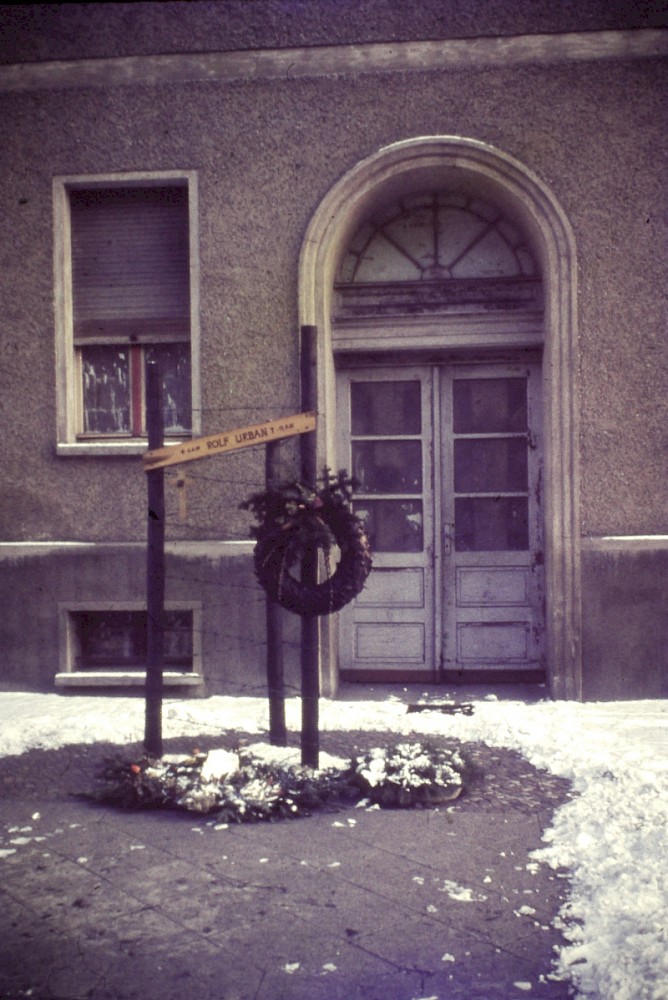 Berlin, Januar 1964 – Gedenkzeichen für Rudolf Urban in der Bernauer Straße (Fotograf: Paul Kremer)