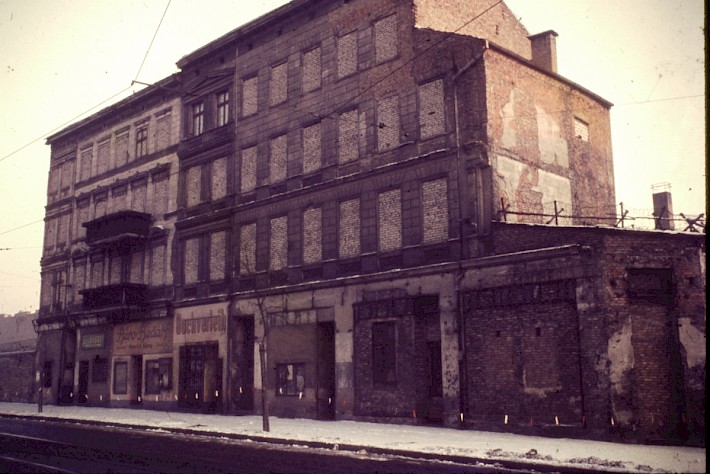 Berlin, Januar 1964 – Grenzhäuser an der Bernauer Straße mit vermauerten Fenstern und Türen (Fotograf: Paul Kremer)