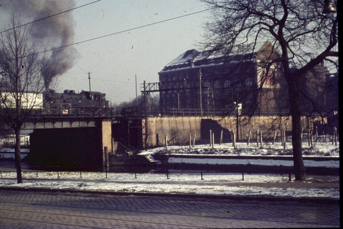 Berlin, Januar-März 1963 – Eisenbahnbrücke über den Landwehrkanal zum Görlitzer Bahnhof (Fotograf: Paul Kremer)