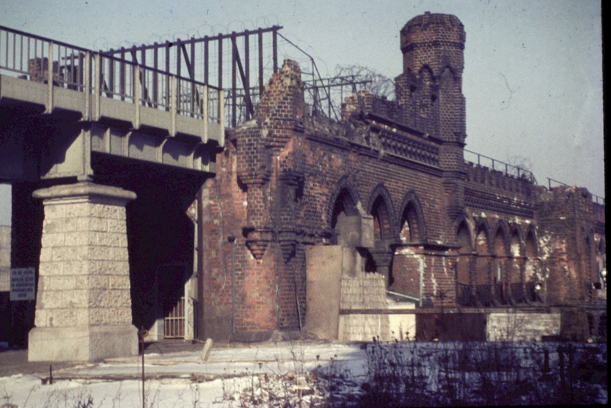 Berlin, März 1964 – Grenzanlagen auf der Oberbaumbrücke (Fotograf: Paul Kremer)