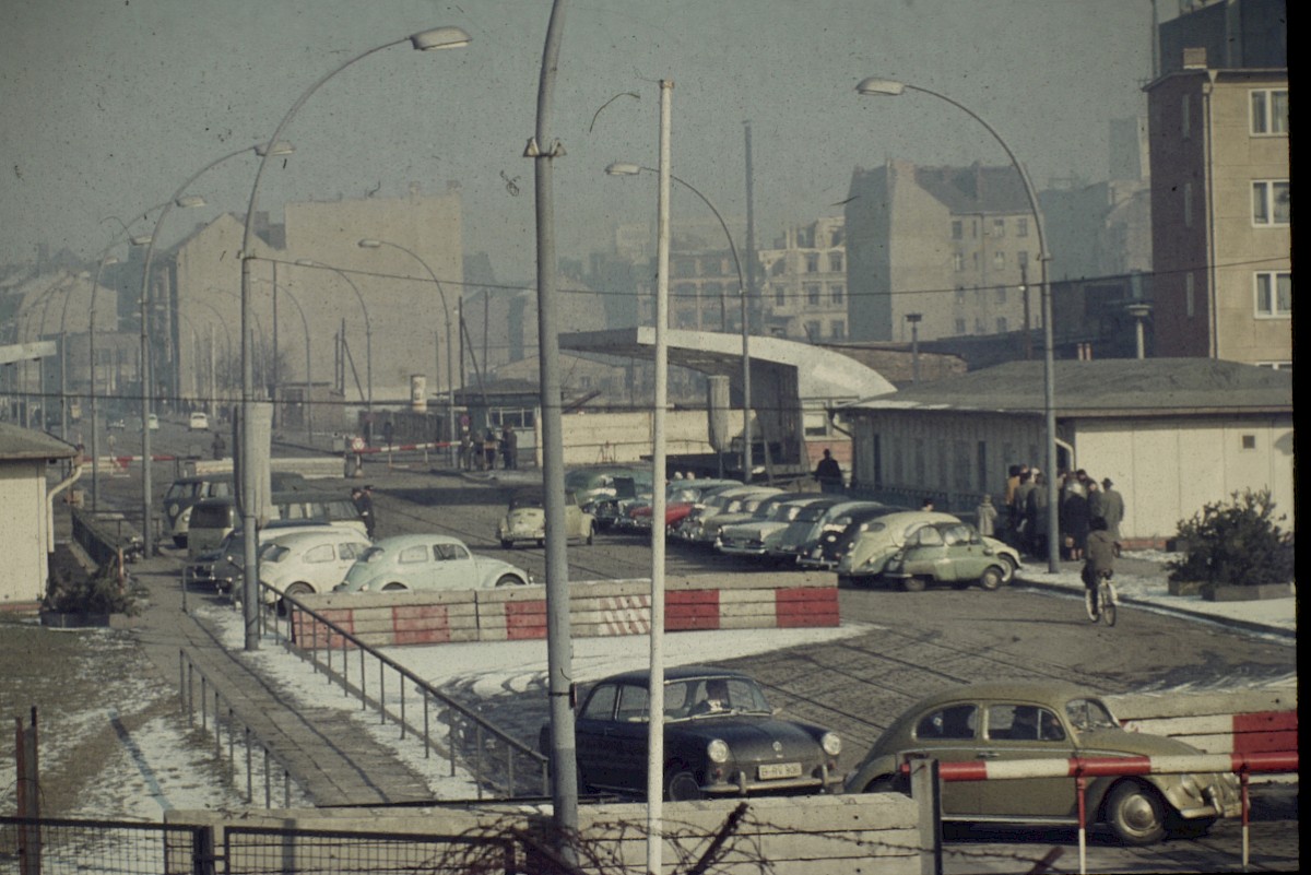 Berlin, März 1964 – Grenzverkehr an der Grenzübergangsstelle Heinrich-Heine-Straße (Fotograf: Paul Kremer)