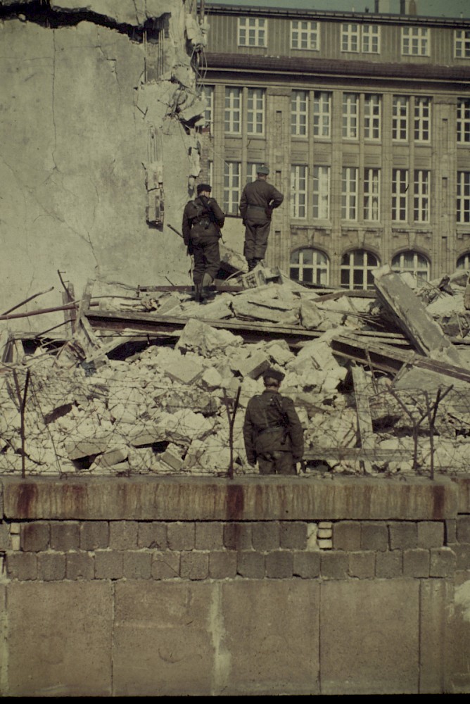 Berlin, März 1964 – Grenzsoldaten auf den Trümmern eines Grenzhauses an der Mauer (Fotograf: Paul Kremer)