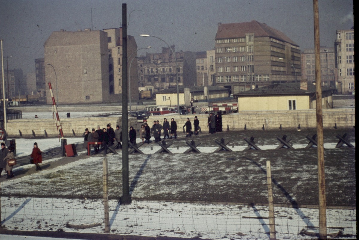 Berlin, März 1964 – Grenzübergangsstelle Friedrichstraße mit Grenzverkehr von Personen (Fotograf: Paul Kremer)