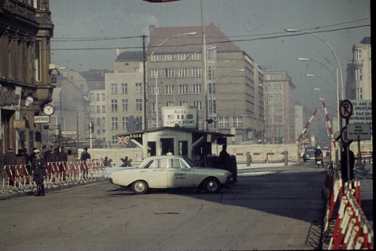 Berlin, März 1964 – Kontrollhaus am Checkpoint Charlie (Fotograf: Paul Kremer)