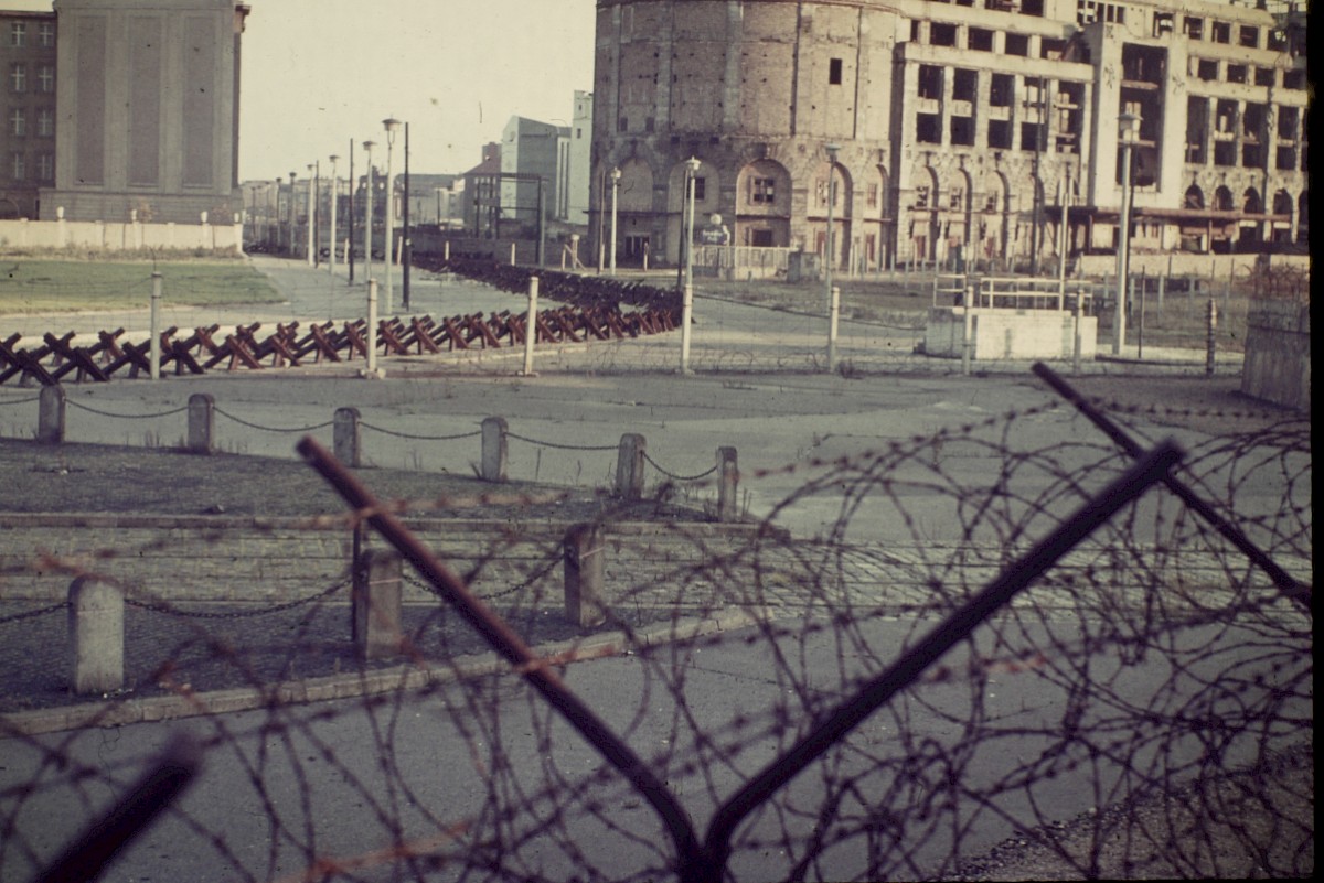 Berlin, Oktober 1963 – Grenzanlagen am Potsdamer Platz und Haus Vaterland (Fotograf: Paul Kremer)